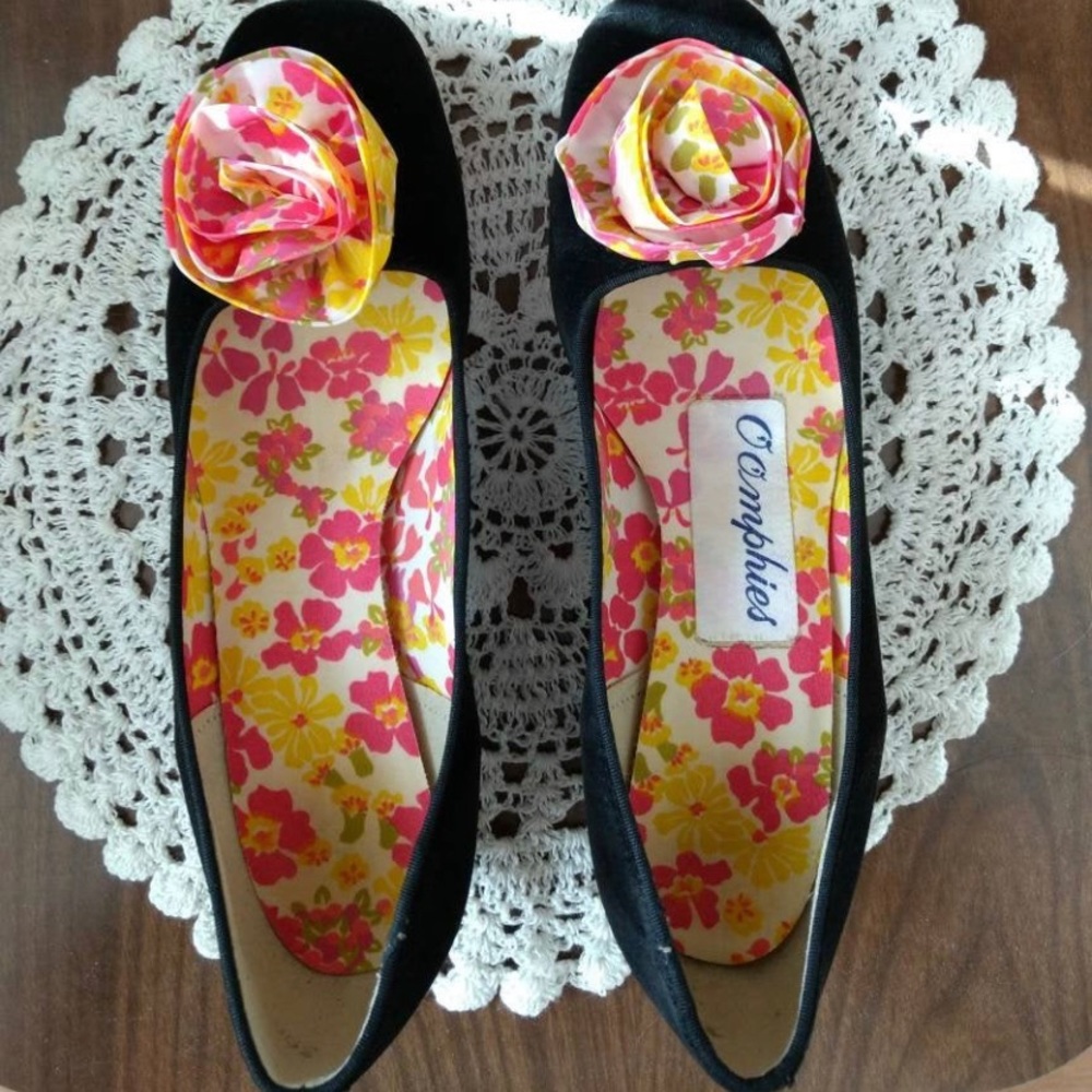 Oomphies Vintage Flower Appliqué Block Heels